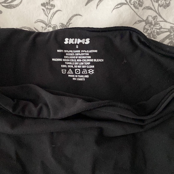 Skims 2 underwear in black size small - Picture 4 of 10